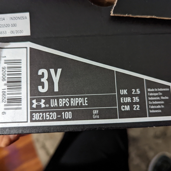 BRAND NEW Boys Under Armour Sneakers - Sz. 3 - Picture 3 of 3